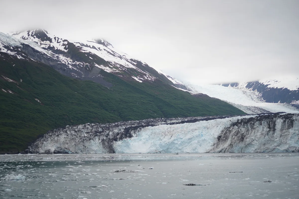 Glaciar y montañas junto a la costa de Alaska
