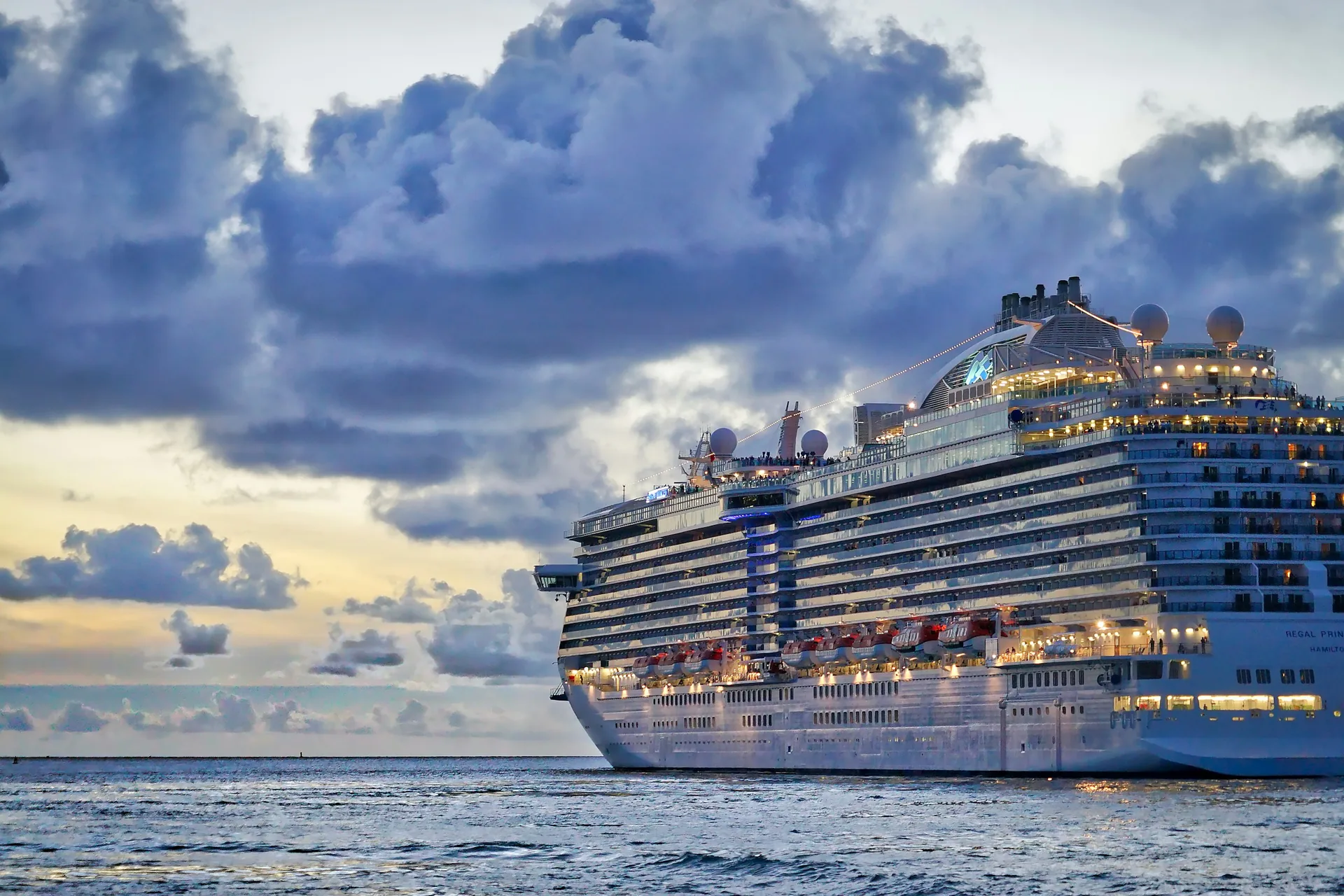 Crucero de lujo navegando cerca de la costa al amanecer