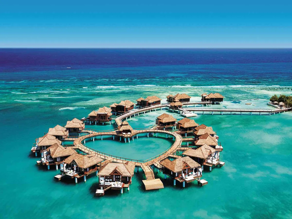 Resort de lujo sobre el agua rodeado de mar turquesa