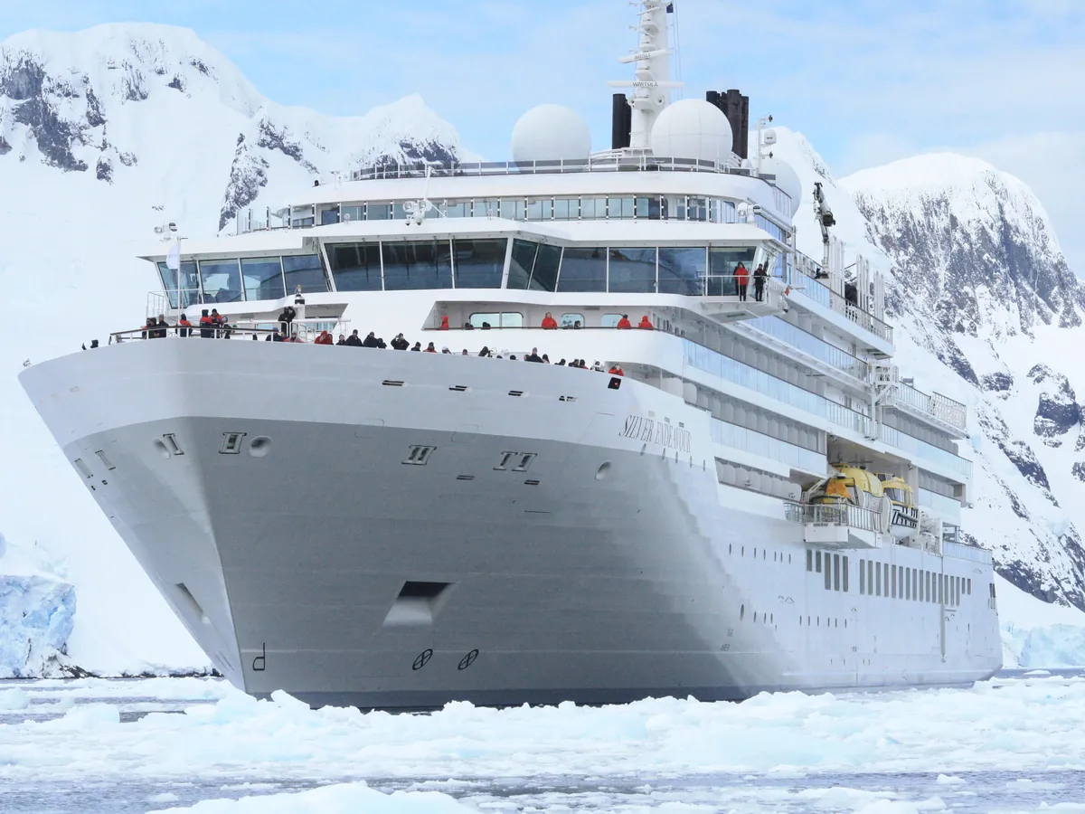 Barco de expedición Silver Endeavour navegando entre hielo antártico
