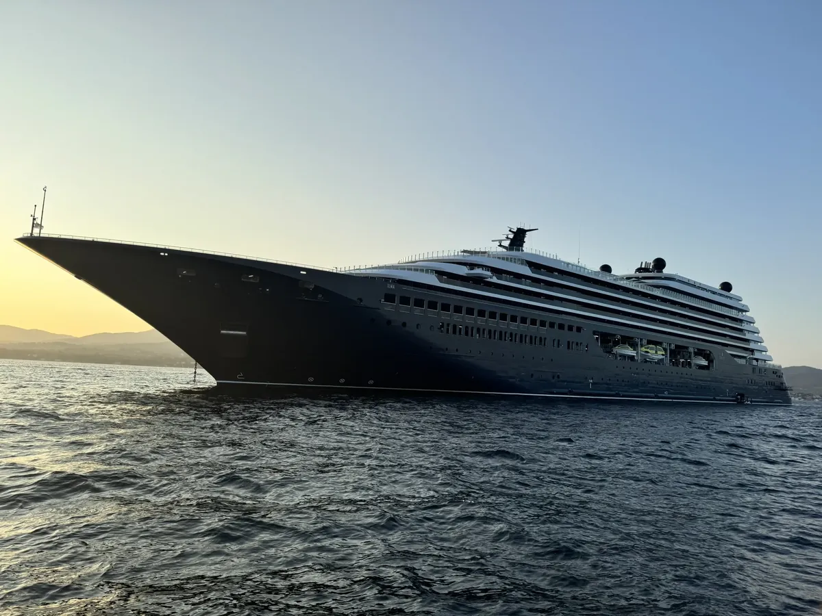 Crucero oceánico de lujo navegando al atardecer