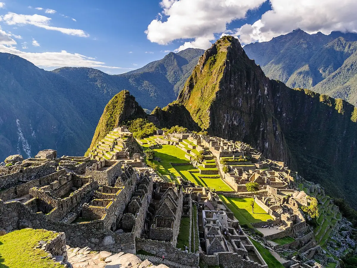 Machu Picchu rodeado por montañas andinas
