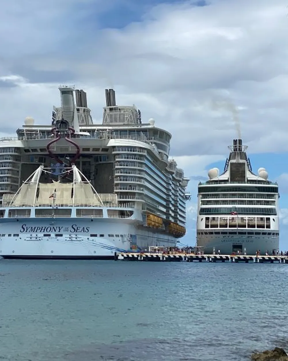 Symphony of the Seas junto a un crucero de menor tamaño