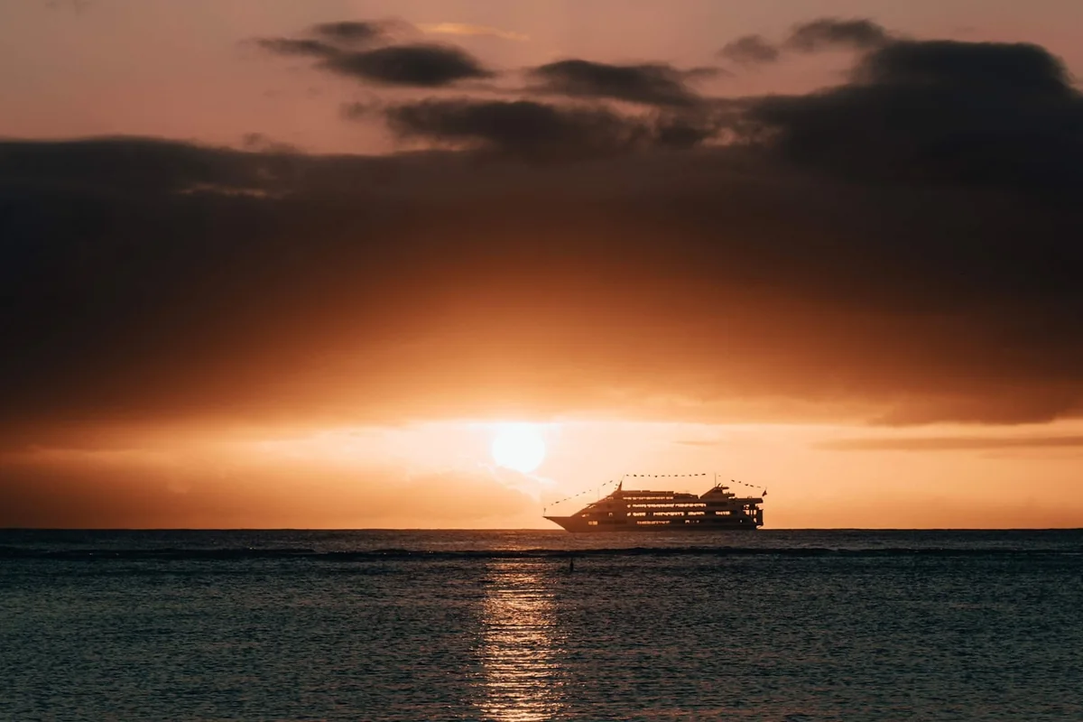 Crucero navegando por el océano al atardecer